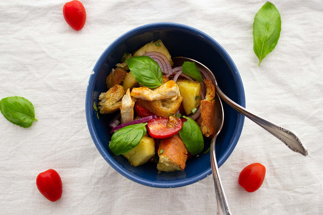 Tomaten-Ananas-Brotsalat mit gebratenen Hühnerfiletstreifen