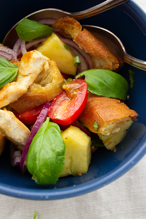 Tomaten-Ananas-Brotsalat mit gebratenen Hühnerfiletstreifen nach Johann Lafer