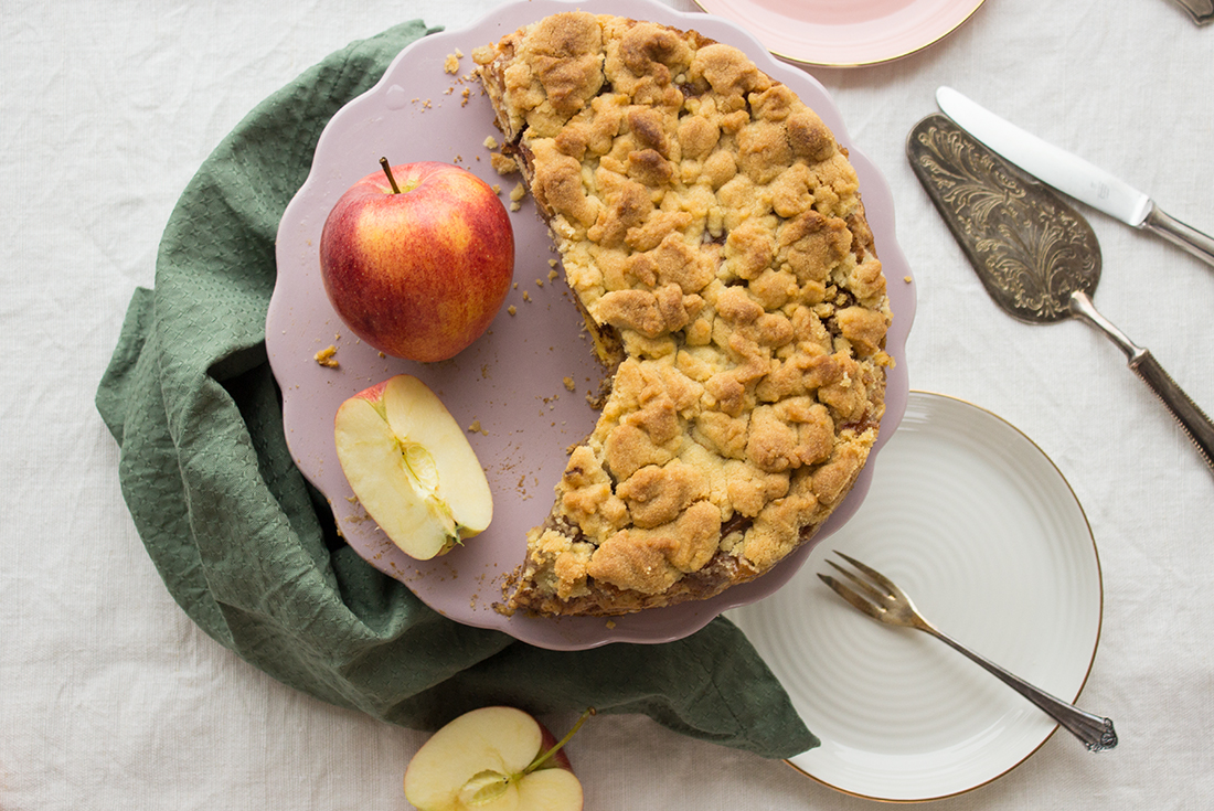 Apfelstreuselkuchen mit Zimtäpfeln und Pudding