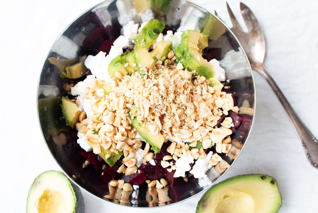 Salat mit Avocado, Feta, Roter Beete und Erdnüssen