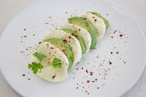 Mozzarella mal anders: Als Salat mit Avocado und Mozzarella - einfacher gehts gar nicht!