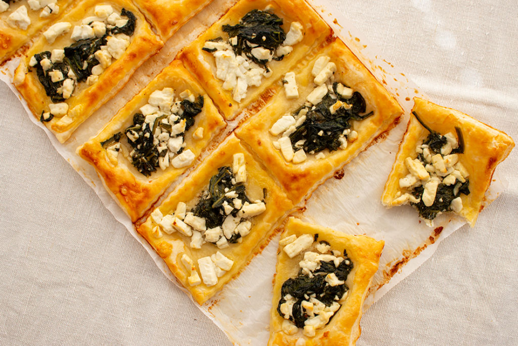 Blätterteigtaschen mit Blattspinat und Feta – Dinner4Friends