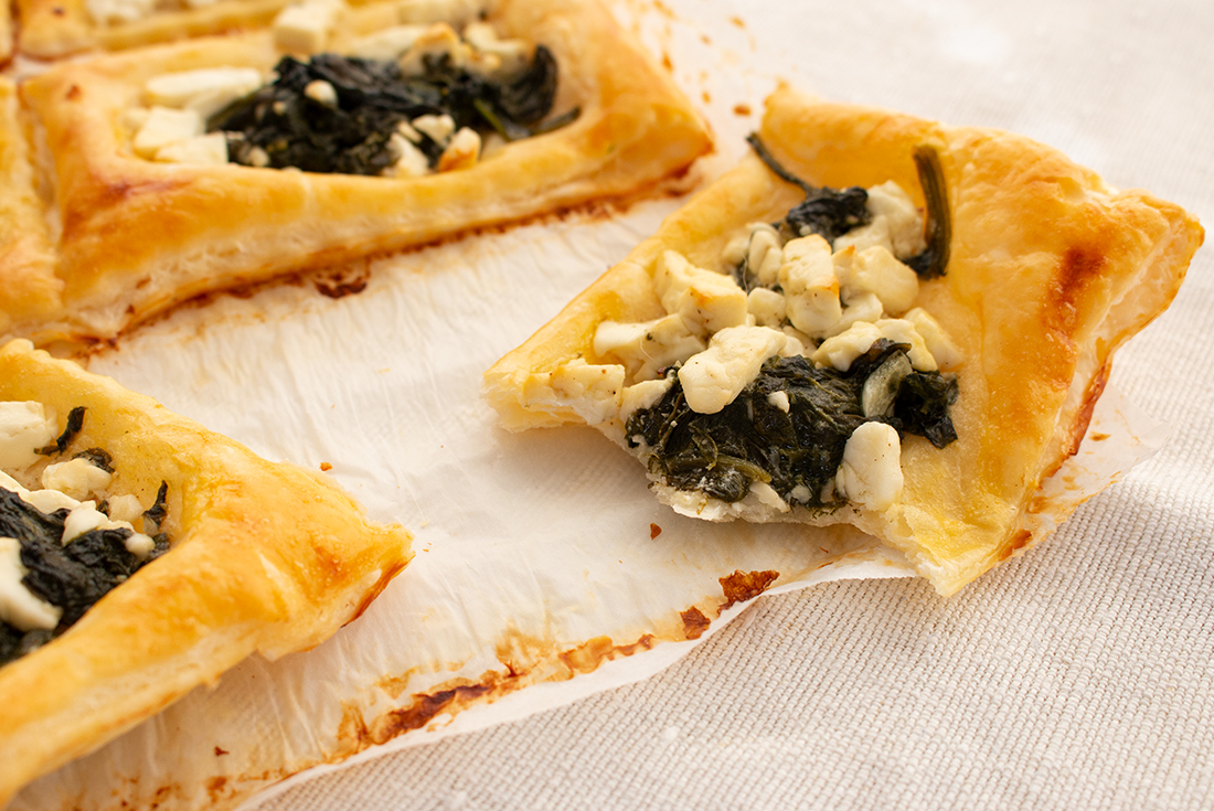 Blätterteigtaschen mit Blattspinat und Feta – Dinner4Friends