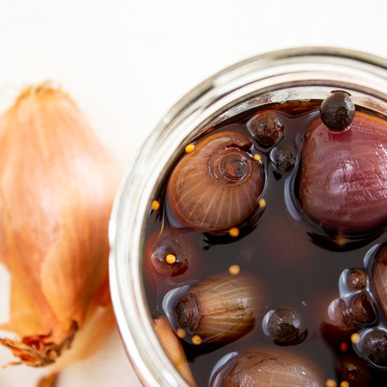 Balsamico-Zwiebeln sind überraschend schnell und einfach gemacht und sooo lecker! Nur der Geruch beim Essig-Sud-Kochen und das Zwiebel schälen ist nicht so angenehm, aber der Aufwand lohnt sich.