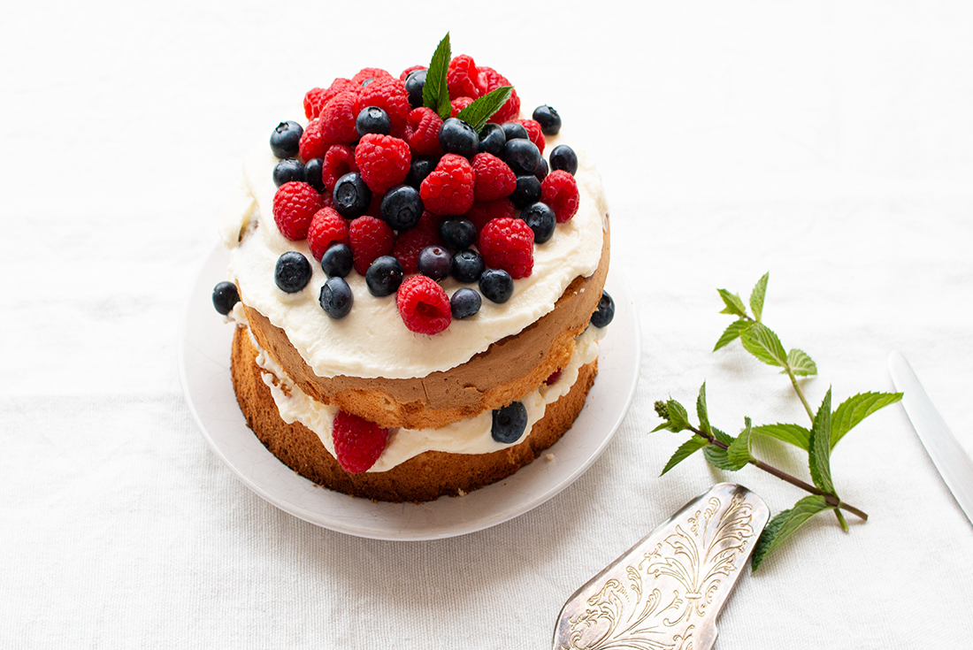 Beerentorte mit Blaubeeren und Himbeeren und Mascarpone