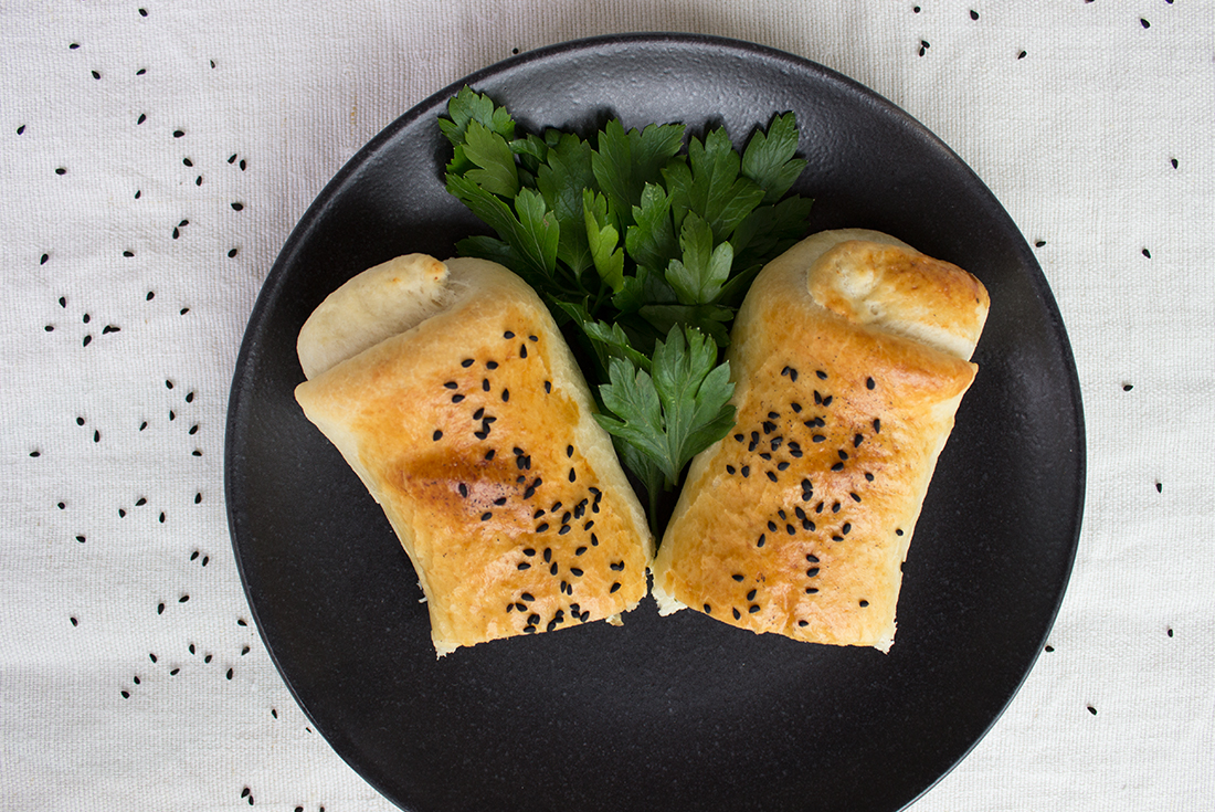 Börek mit Spinat und Schafskäse gefüllt.