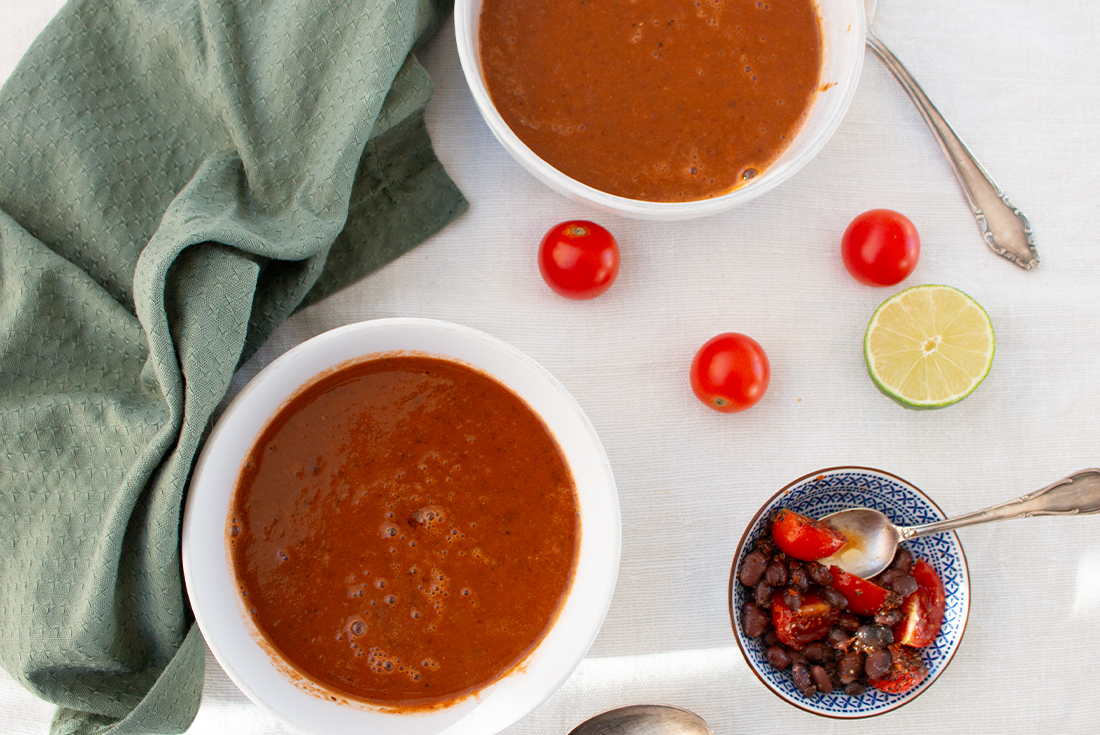 Schwarze Bohnensuppe mit Tomaten &amp; Limettensaft – Dinner4Friends
