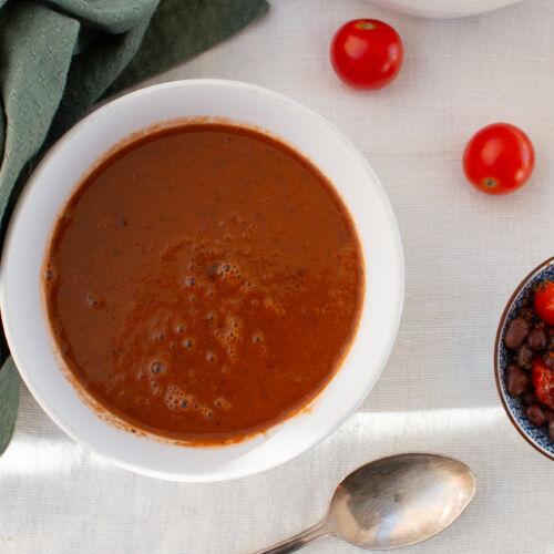 Schwarze Bohnensuppe mit Tomaten &amp; Limettensaft – Dinner4Friends