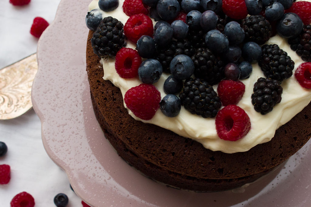 Browniekuchen mit Double Chocolate, Quarkcreme und Beeren satt.