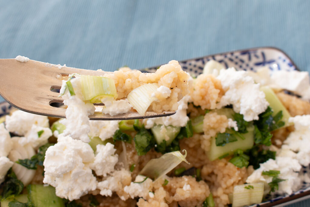 Veggie-Bulgursalat mit Oliven, Feta und Gurke.