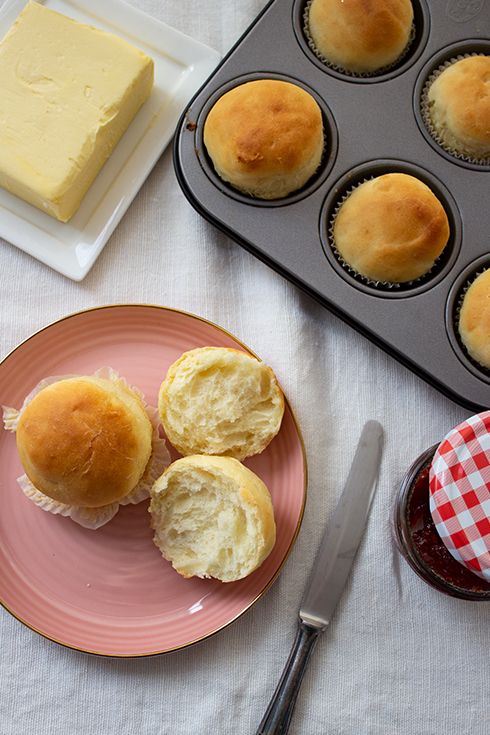 Burger Buns selbst gemacht: so einfach, so fluffig, so saftig.