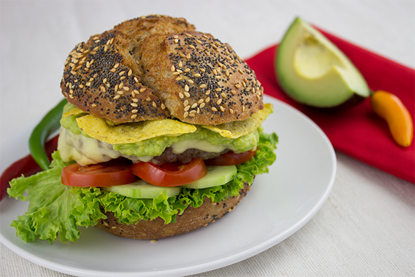 Alles, was ich auf einem guten Burger brauche: gutes Rinderhack, Käse, Guacamole und Nachos für den extra Crunch!