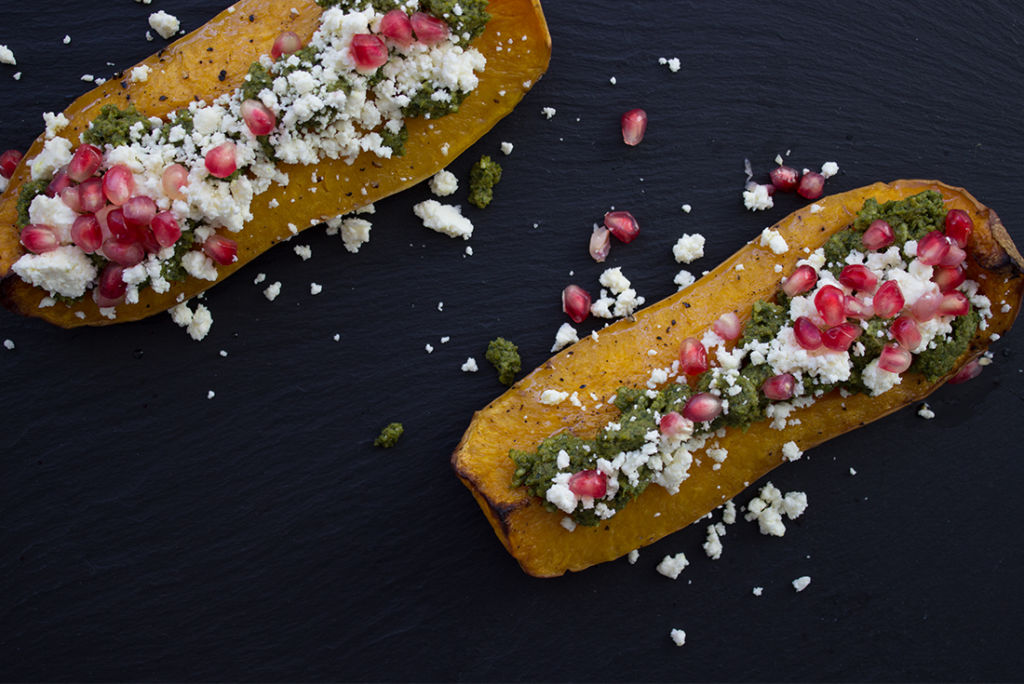 Einfach vegetarisch: Geschmorter Kürbis mit Pesto, Feta und Granatapfelkernen.