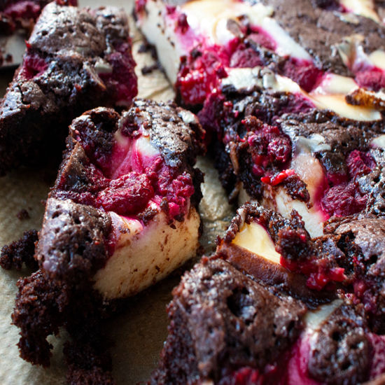 Brownie-Cheesecake mit Himbeeren nach Linda Lomelino