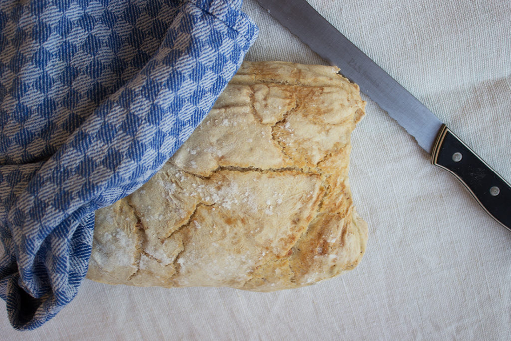 Ciabatta lässt sich mit getrockneten Oliven, schwarzen Oliven, Peperoni oder Walnüssen verfeinern.