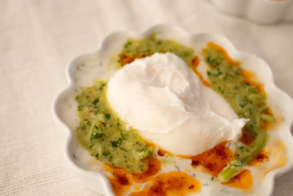 Pochierte Eier mit Chili Butter und Kräuteröl