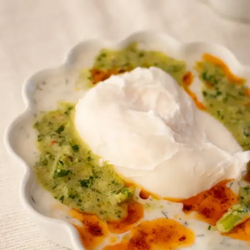 Pochierte Eier mit Chili Butter und Kräuteröl