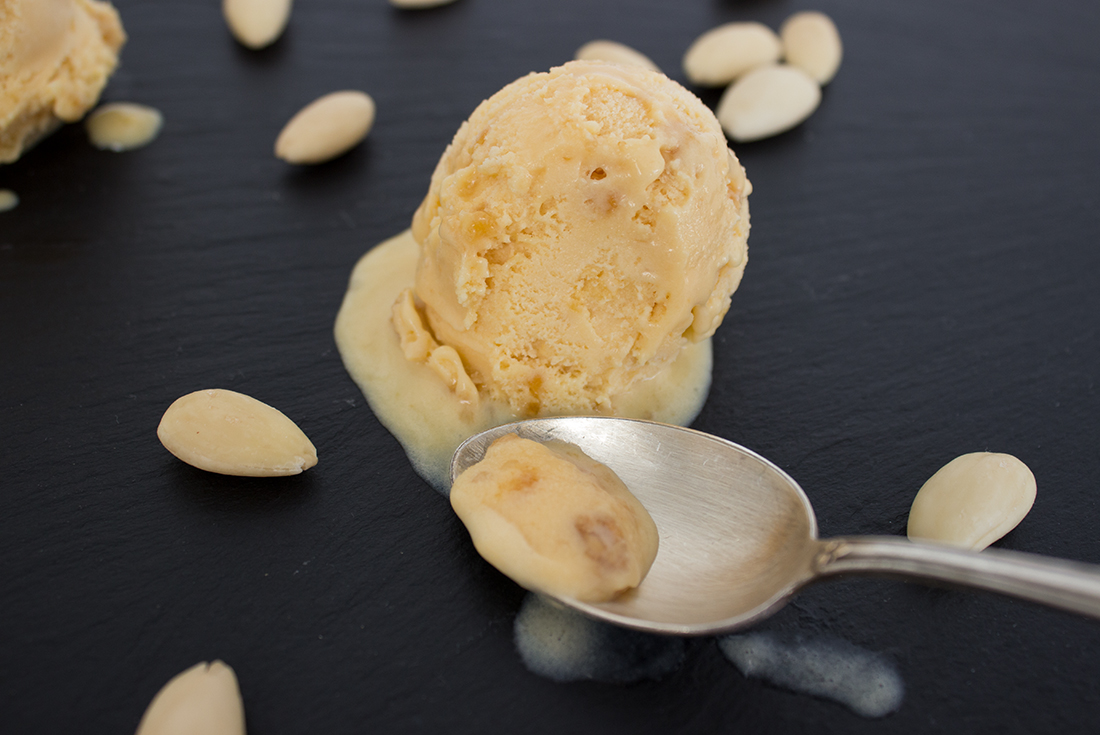 Crème Brulée Eis mit gebrannten Mandeln – Dinner4Friends