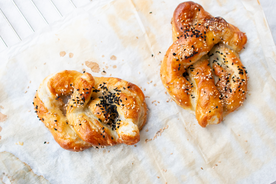 Laugenbrezel mit Schoko und Sesam