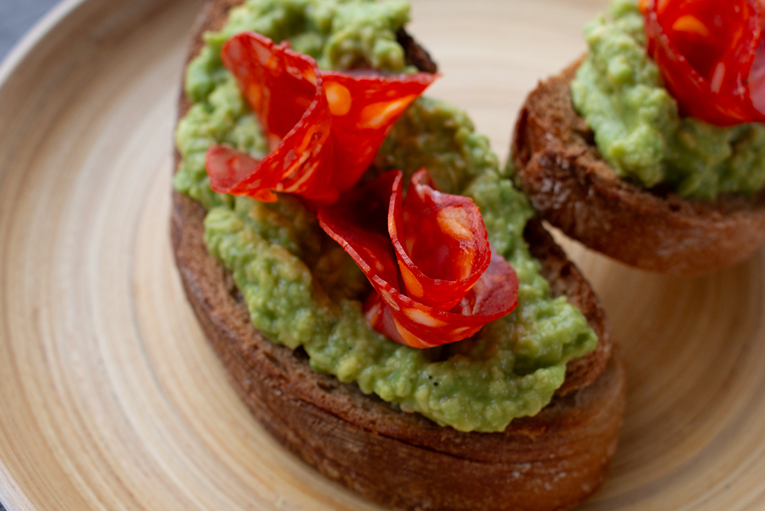 Crostini mit Avocadocreme und Chorizo