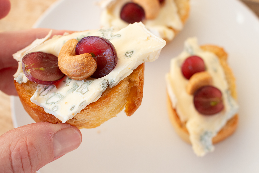 Crostini mit Gorgonzola und Trauben