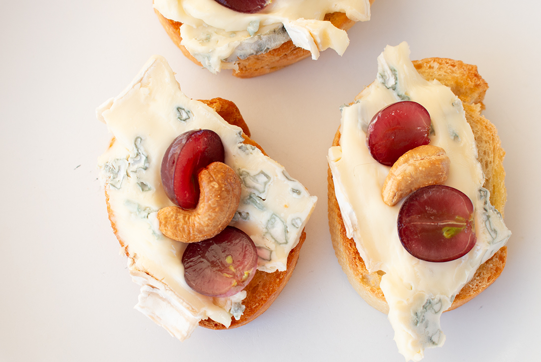 Crostini mit Gorgonzola und Trauben – Dinner4Friends