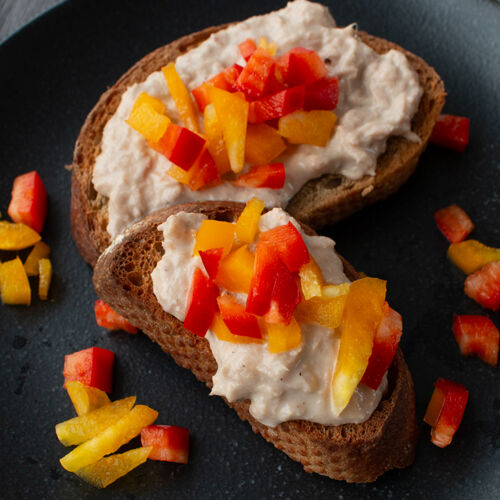 Crostini mit Thunfischcreme und Parikawürfel