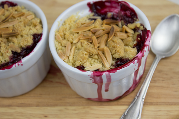Der Vorteil von Crumble? Der Fantasie sind keine Grenzen gesetzt: Rote Früchte, Äpfel, Birnen, Aprikosen - alles geht rein!