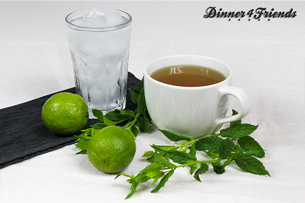 Für den alkoholfreien Cocktail Green Tea Mojito braucht es nicht viel: Mineralwasser, Eis, Limette, Pfefferminze und etwas Grünen Tee, er schmeckt aber umso leckerer und erfrischt wie ein Eistee.