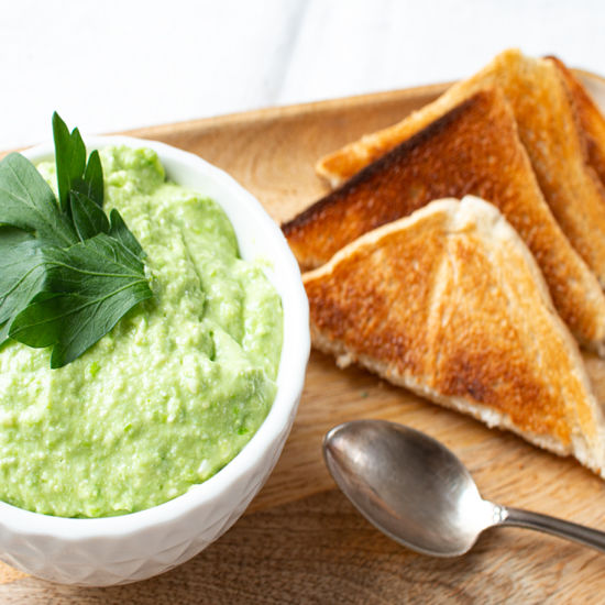 Grüner Feta Dip mit Erbsen