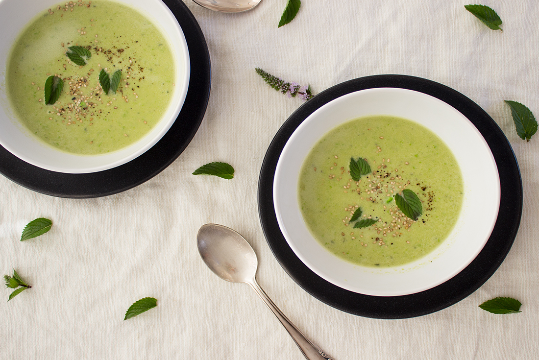 Vegane Erbsensuppe mit Minze und Kichererbsen: so sommerlich, so erfrischend lecker!