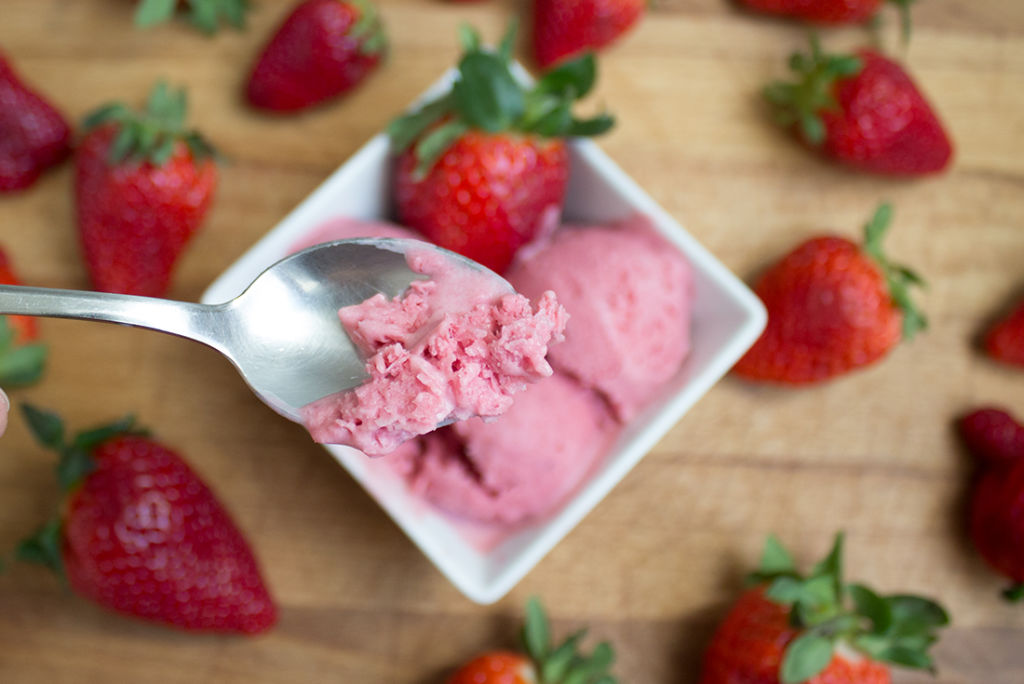Erdbeer-Joghurt-Eis - schleck und weg!