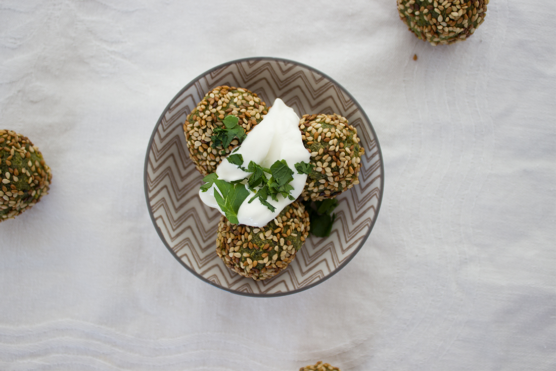 Falafel mit Kichererbsen und Petersilie und Sesamkruste selber machen ...