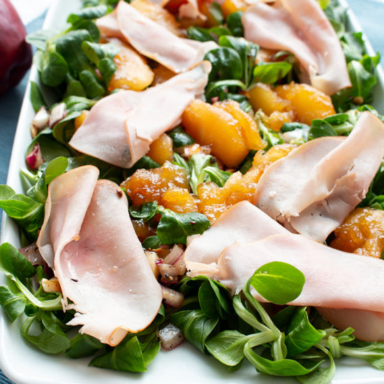 Feldsalat mit geräucherter Entenbrust, Bratapfelkompott und Haselnuss ...