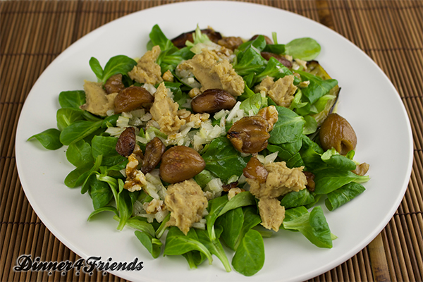 Bei mir verstecken sich die gebratenen Auberginen-Scheiben unter dem Feldsalat und Maronen. Die Kombination ist sehr lecker und keiner kommt darauf, dass das Rezept vegetarisch ist. Auch für Veganer ist es geeignet: einfach 1 EL Butter gegen Nussöl ersetzen. Fertig! Guten Appetit!