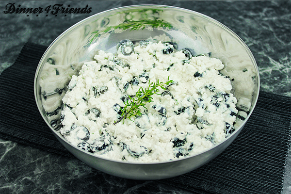 Der Feta-Oliven-Brotaufstrich ist vielseitig einsetzbar: aufs Brot, als Dip, zum Salat, zu Grillfleisch und vielem mehr.