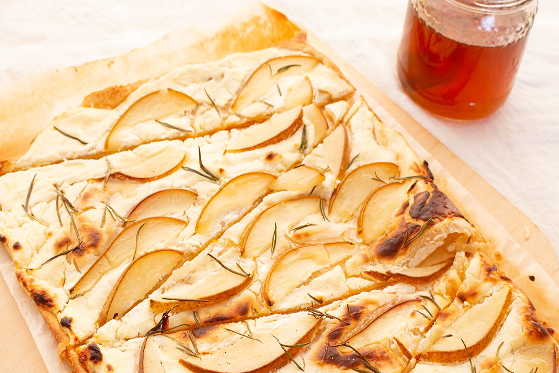 Flatbread mit Birne, Rosmarin, Honig und Ziegenfrischkäse