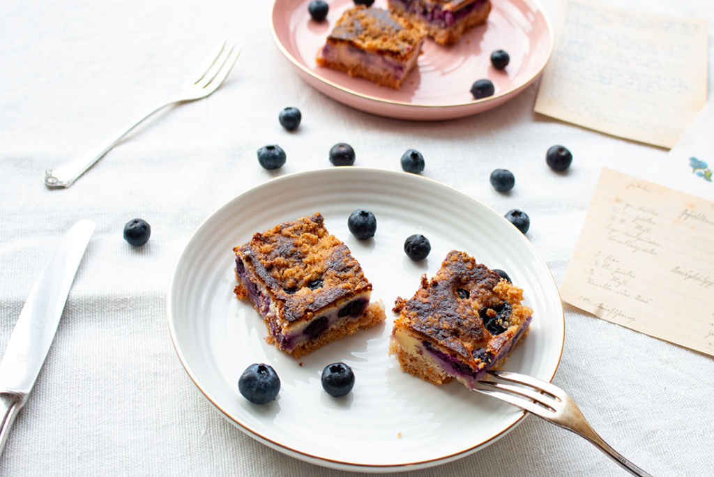 Streuselkuchen mit Heidelbeeren und Frischkäse