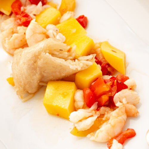 Garnelen-Mangosalsa mit frittierten Reispapierrollen.