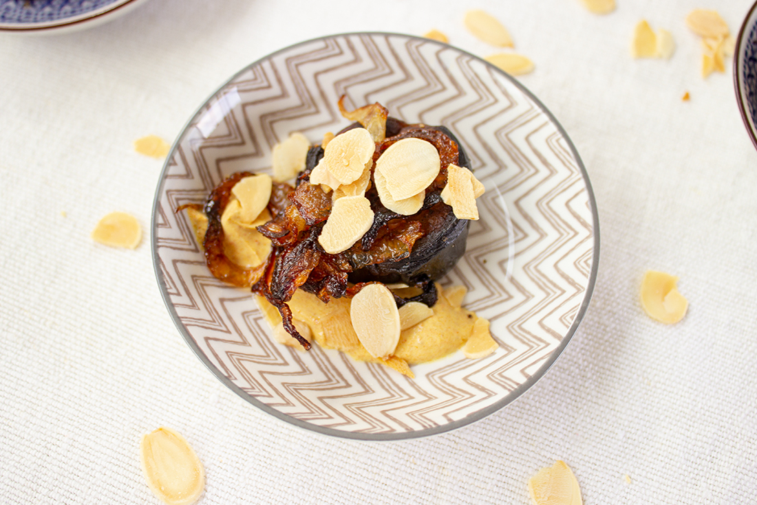 Gegrillte Aubergine mit Curry-Joghurt und Mandeln