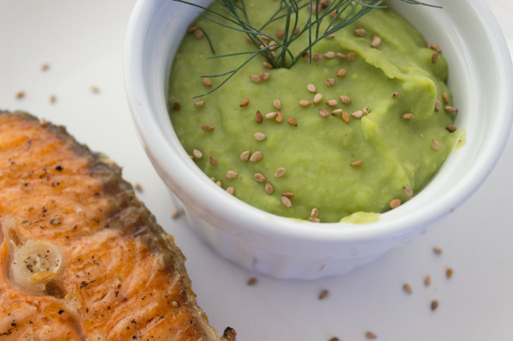 Wenn es am Feierabend schnell gehen darf, gibts gegrillten Lachs mit Erbsenpüree.
