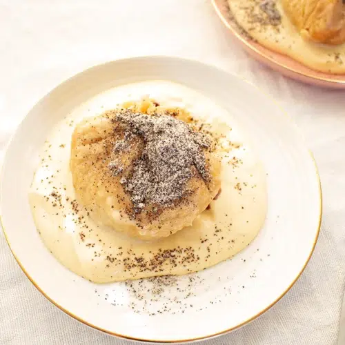 Germknödel mit Powidl-Füllung und Mohnzucker