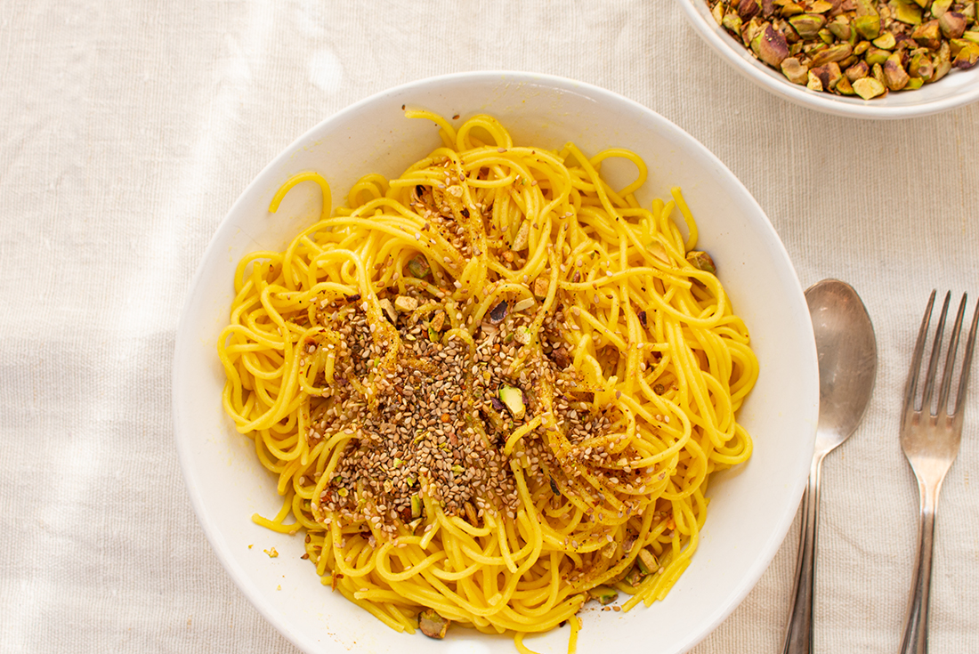 Goldene Pasta mit Pistazien-Dukkah