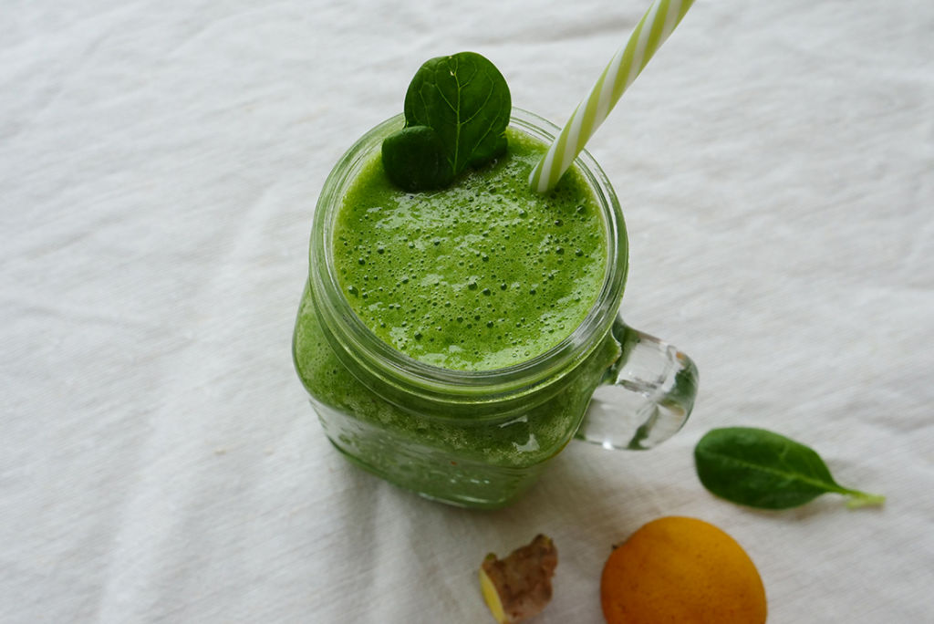 Spinat, Wasser, Banane, Zitronensaft und Ingwer: Mehr braucht es für einen köstlichen Green Smoothie nicht.