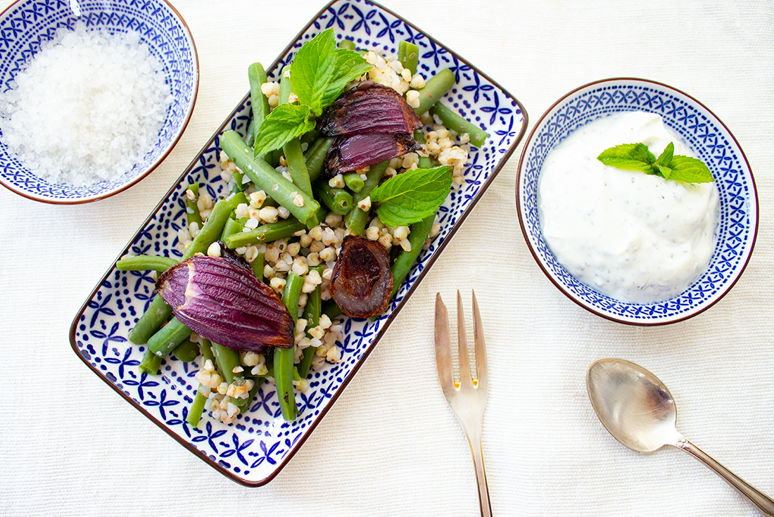 Grüner Bohnensalat mit Buchweizen und Roten Zwiebeln