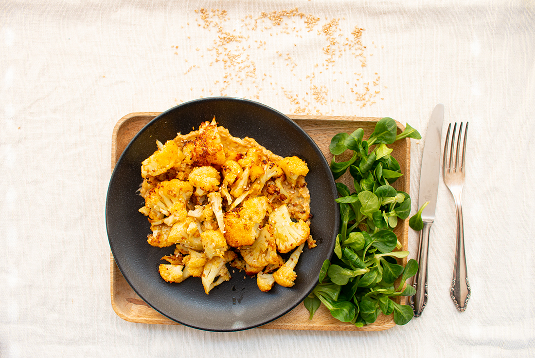 Harissa-Blumenkohl mit Sesam-Sauce