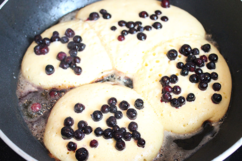 Heidelbeer Pancakes mit Sahne-Quark