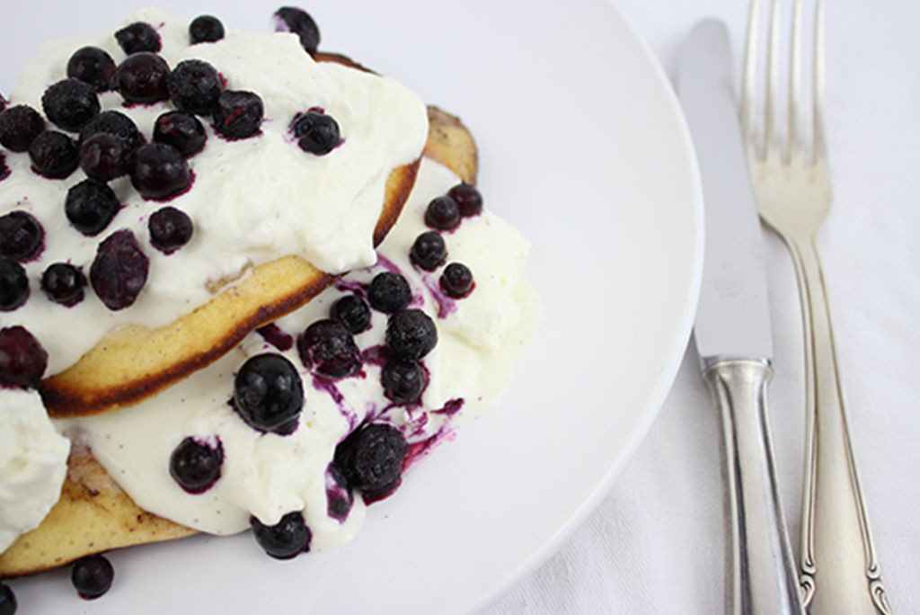 Heidelbeer Pancakes mit Sahne-Quark