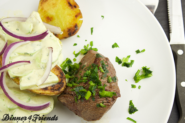 So sieht das rosagebratene Rindersteak mit Kartoffel-Gurkensalat aus der HelloFresh-Box auf dem Teller aus. Lange lag es da nicht, denn es hat wunderbar geschmeckt und war im Nu verputzt!