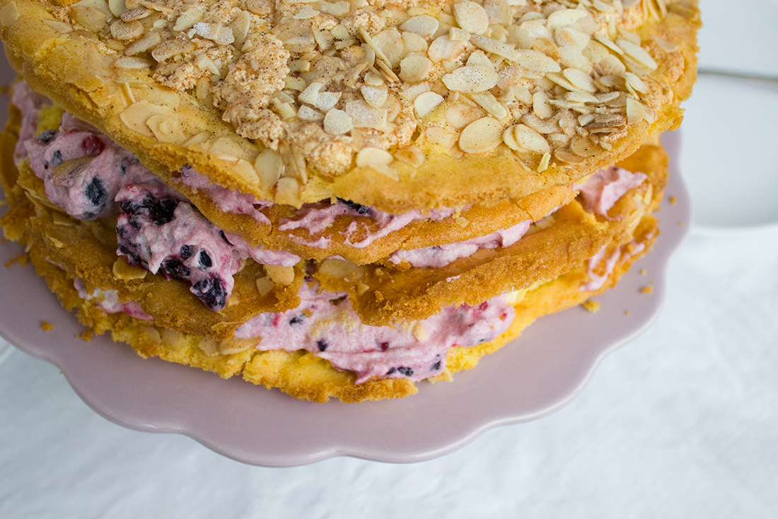 Perfekt für Fest- und Feiertage: Himmelstorte (Naked Cake mit Heidelbeeren)